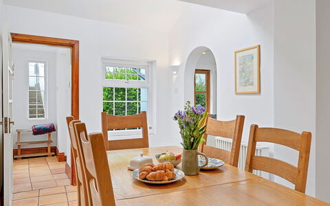 Larkrise: Møbel, Gulvbelægning, Indretning, Etage, Træ, Bord, Loft, Køkken & Spisebord, Spisestue, Stol