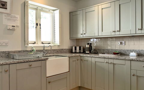 River Cottage: Køkken, Countertop, Cabinetry, Køkken Apparat, Indretning, Gulvbelægning, Møbel, Træ, Større Bandage, Håndvask
