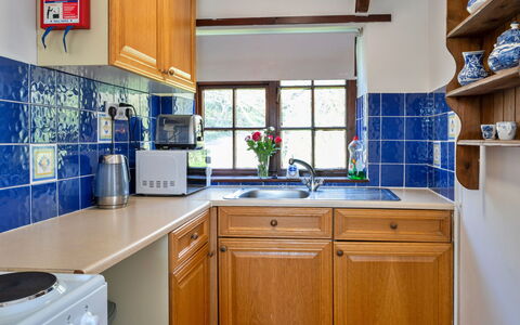 Trimstone Manor - Manor Cottage: Køkken, Countertop, Træ, Indretning, Køkken Apparat, Cabinetry, Gulvbelægning, Køkkenvask, Større Bandage, Sanitærarmatur