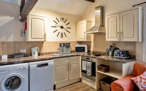 Trimstone Manor - Granary Cottage: Møbel, Indretning, Større Bandage, Gulvbelægning, Loft, Etage, Køkken, Værelse, Countertop, Cabinetry