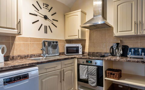 Trimstone Manor - Granary Cottage: Køkken, Køkken Apparat, Countertop, Større Bandage, Møbel, Indretning, Gulvbelægning, Komfur, Cabinetry, Husholdningsapparat