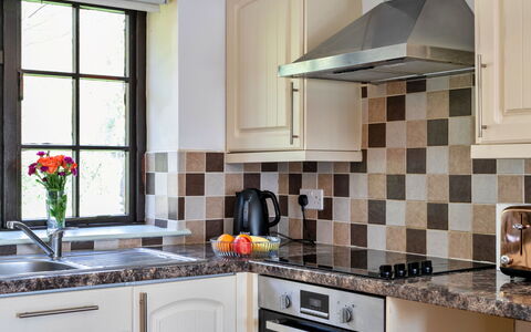 Trimstone Manor - Mill Cottage: Køkken, Countertop, Indretning, Gulvbelægning, Køkken Apparat, Etage, Cabinetry, Sanitærarmatur, Tap, Værelse