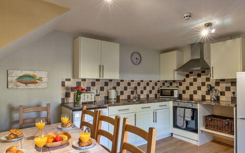 Trimstone Manor - Paddock Cottage: Møbel, Indretning, Træ, Gulvbelægning, Loft, Køkken, Etage, Værelse, Countertop, Cabinetry