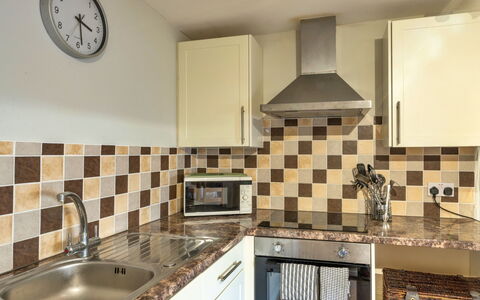 Trimstone Manor - Paddock Cottage: Køkken, Countertop, Køkken Apparat, Større Bandage, Gulvbelægning, Indretning, Træ, Cabinetry, Sanitærarmatur, Etage