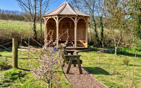 Trimstone Manor - Mill Apartment: Træ, Gazebo, Busk, Pavilion, Plantesamfund, Have, Garden Bygninger, Udendørs Struktur, Bunddække