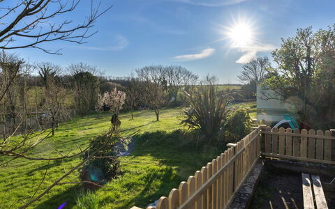 Trimstone Manor - Lee, Studio Apartment: Sky, Hegn, Landskab, Land Lot, Home Fencing, Have, Stakit, Cumulus, Backyard