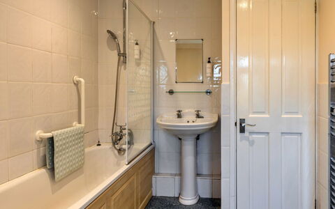 Trimstone Manor - Lee, Studio Apartment: Badeværelse, Sanitærarmatur, Gulvbelægning, Væg, Indretning, Etage, Badeværelsesvask, Håndvask, Toilet, Tap