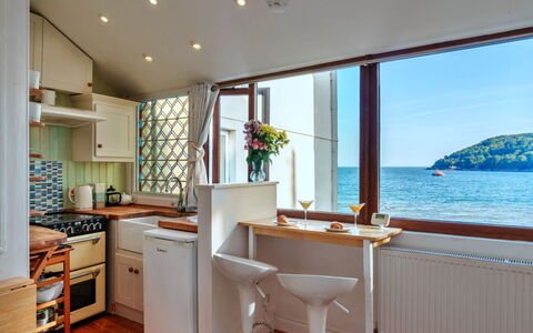 The Wash House, Kingsand: Træ, Indretning, Køkken, Møbel, Værelse, Countertop, Større Bandage, Cabinetry, Bejdse, Køkken Apparat