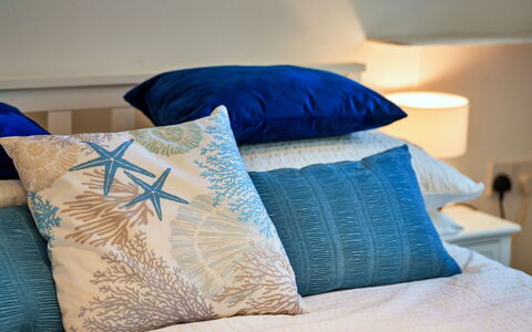 The Wash House, Kingsand: Blå, Sengetøj, Pude, Throw Pillow, Textile, Pude, Sengetøj, Sengetøj, Soveværelse, Seng