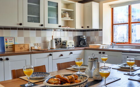 Mill Cottage, Great Houndbeare Farm: Køkken, Countertop, Møbel, Køkken Apparat, Cabinetry, Indretning, Træ, Gulvbelægning, Større Bandage, Loft