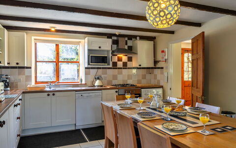 Mill Cottage, Great Houndbeare Farm: Møbel, Indretning, Lysarmatur, Træ, Loft, Gulvbelægning, Køkken, Cabinetry, Countertop, Værelse