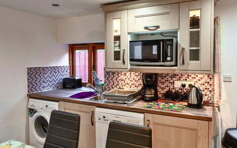 Ivy Cottage, Great Houndbeare Farm: Vaskemaskine, Køkken Apparat, Større Bandage, Køkken, Indretning, Vaskerum, Tørretumbler, Husholdningsapparat, Countertop, Møbel