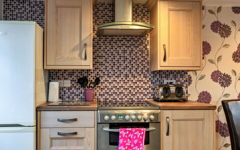 Ivy Cottage, Great Houndbeare Farm: Køkken, Cabinetry, Større Bandage, Køkken Apparat, Countertop, Gulvbelægning, Indretning, Møbel, Skuffe, Etage