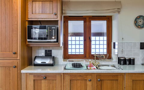 Cob Barn, Great Houndbeare Farm: Cabinetry, Køkken, Countertop, Køkken Apparat, Træ, Møbel, Indretning, Større Bandage, Skab, Værelse