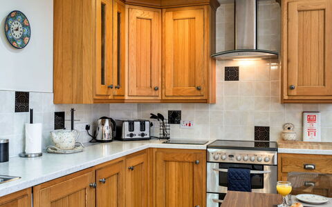 Cob Barn, Great Houndbeare Farm: Køkken, Countertop, Køkken Apparat, Cabinetry, Større Bandage, Træ, Indretning, Gulvbelægning, Møbel, Husholdningsapparat