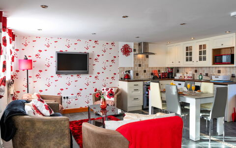 Poppy Cottage, Great Houndbeare Farm: Møbel, Indretning, Rød, Stue, Couch, Loft, Værelse, Gulvbelægning, Hjem, Belysning