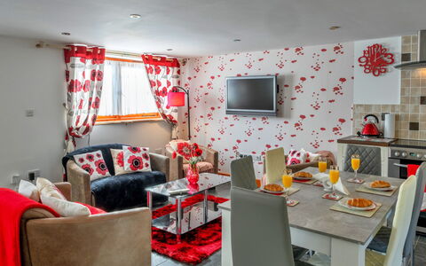 Poppy Cottage, Great Houndbeare Farm: Møbel, Indretning, Hjem, Lejlighed, Stue, Værelse, Couch, Loft, Throw Pillow, Stol