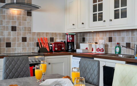 Poppy Cottage, Great Houndbeare Farm: Køkken, Køkken Apparat, Countertop, Indretning, Møbel, Større Bandage, Gulvbelægning, Cabinetry, Lille Apparat, Værelse