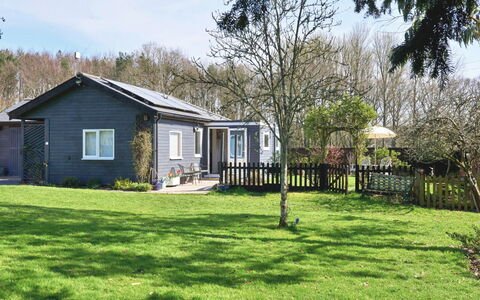 Snuggery: Bygning, Græs, Hus, Hjem, Busk, Sommerhus, Boligområde, Tag, Have
