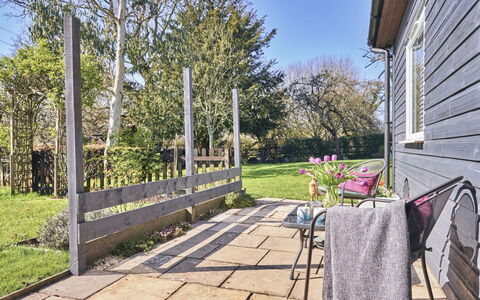 Snuggery: Have, Bunddække, Hegn, Skygge, Backyard, Walkway, Landscaping, Lawn, Gård, Home Fencing