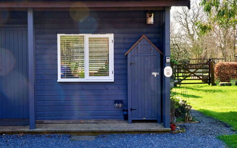Snuggery: Træ, Dør, Sommerhus, Tag, Hjem, Sidespor, Garden Bygninger, Skur, Have, Backyard