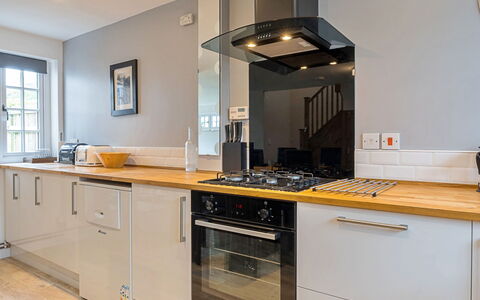The Heselwood Coach House: Køkken, Countertop, Større Bandage, Køkken Apparat, Gulvbelægning, Indretning, Træ, Cabinetry, Husholdningsapparat, Komfur