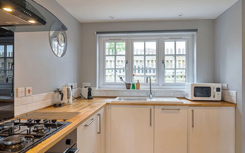 The Heselwood Coach House: Køkken, Køkken Apparat, Countertop, Indretning, Større Bandage, Cabinetry, Gulvbelægning, Træ, Husholdningsapparat, Møbel
