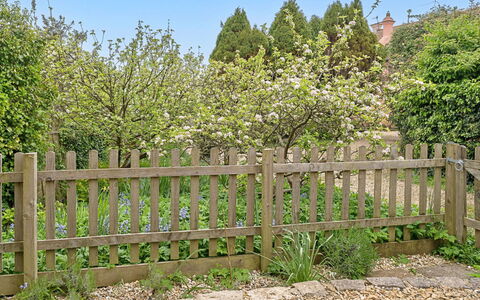 The Heselwood Coach House: Hegn, Busk, Stakit, Have, Home Fencing, Bunddække, Forår, Vedplante, Backyard