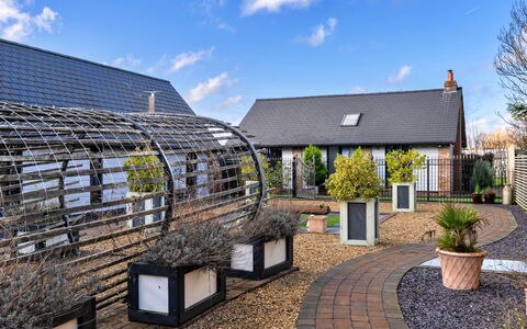 Pig Cottage at Dairy Cottages: Tag, Kompositmateriale, Have, Sommerhus, Landscaping, Gård, Skygge, Indkørsel, Design