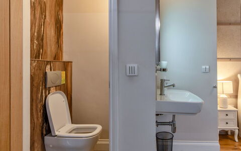 Pig Cottage at Dairy Cottages: Badeværelse, Toiletbræt, Sanitærarmatur, Væg, Gulvbelægning, Indretning, Etage, Træ, Toilet, Tap