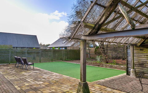 Big Barn at Dairy Cottages: Tag, Skygge, Have, Backyard, Landscaping, Gård, Lawn, Eco Hotel, Gårdsplads, Dæk