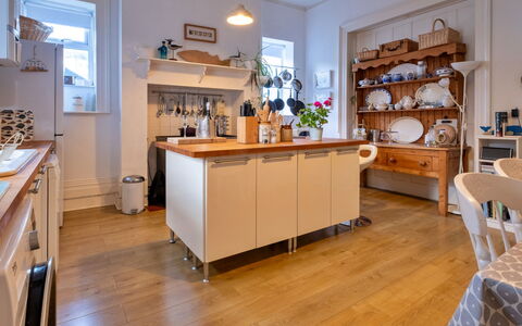 Isle of Wight 601: Køkken, Countertop, Cabinetry, Møbel, Indretning, Gulvbelægning, Køkken Apparat, Træ, Skab, Loft