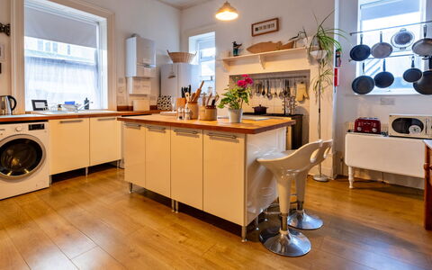 Isle of Wight 601: Køkken Apparat, Køkken, Gulvbelægning, Større Bandage, Indretning, Countertop, Møbel, Træ, Etage, Cabinetry
