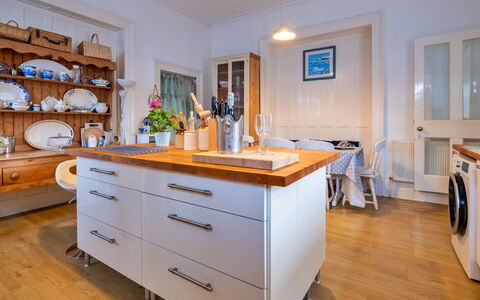 Isle of Wight 601: Møbel, Cabinetry, Countertop, Køkken, Indretning, Gulvbelægning, Køkken Apparat, Træ, Skuffe, Større Bandage
