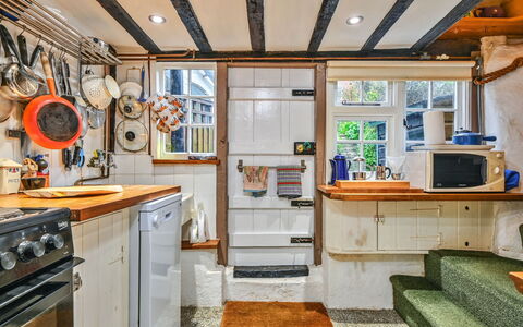 Old Town Cottage, Hastings: Træ, Møbel, Køkken, Cabinetry, Countertop, Større Bandage, Bejdse, Hårdttræ, Skuffe, Stol