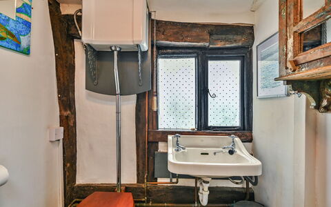 Old Town Cottage, Hastings: Sanitærarmatur, Badeværelsesvask, Håndvask, Vvs, Badeværelse, Tap, Spejl, Værelse, Toilet, Håndklæde