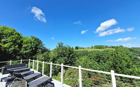 Three Quarter Cottage: Gelænder, Hegn, Altan, Landscaping, Cumulus, Udendørs Møbler, Veranda, Dæk, Baluster, Home Fencing