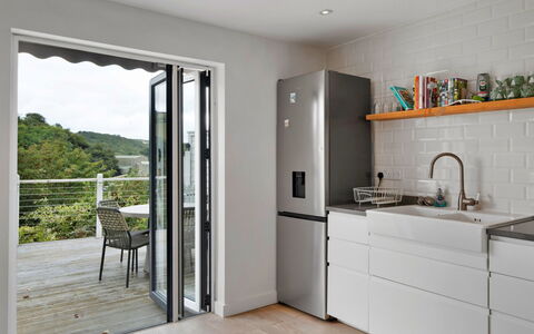 Three Quarter Cottage: Køkken Apparat, Køkken, Større Bandage, Countertop, Møbel, Gulvbelægning, Indretning, Køleskab, Cabinetry, Husholdningsapparat