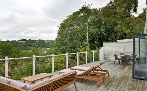 Three Quarter Cottage: Træ, Veranda, Møbel, Udendørs Møbler, Trægulve, Dæk, Hårdttræ, Altan, Stol, Planke