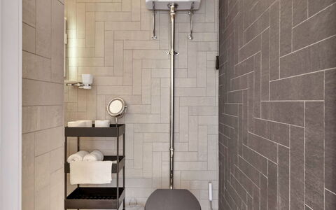 Three Quarter Cottage: Væg, Badeværelse, Toiletbræt, Gulvbelægning, Toilet, Indretning, Sanitærarmatur, Etage, Flise, Vvs