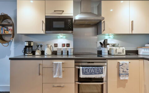 Fowey 602: Køkken Apparat, Køkken, Større Bandage, Møbel, Cabinetry, Countertop, Indretning, Husholdningsapparat, Skuffe, Gulvbelægning