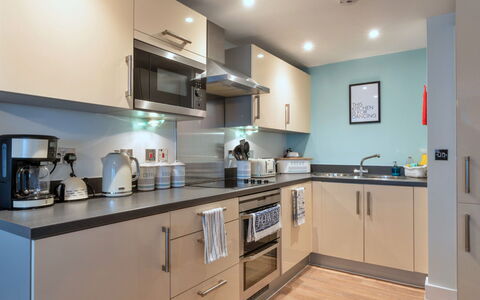 Fowey 602: Møbel, Indretning, Større Bandage, Cabinetry, Gulvbelægning, Countertop, Køkken Apparat, Køkken, Etage, Skuffe