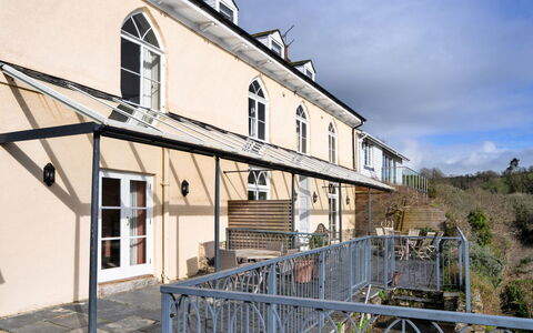 Captain'S Cottage at Mixtow Creek: Tag, Hjem, Sommerhus, Gelænder, Estate, Skydevindue, Veranda, Trappe, Hegn, Baluster