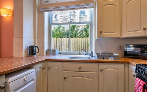 Captain'S Cottage at Mixtow Creek: Køkken, Køkken Apparat, Countertop, Indretning, Større Bandage, Cabinetry, Træ, Gulvbelægning, Loft, Husholdningsapparat