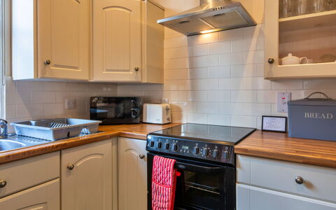 Captain'S Cottage at Mixtow Creek: Køkken, Køkken Apparat, Countertop, Cabinetry, Større Bandage, Gulvbelægning, Indretning, Træ, Komfur, Husholdningsapparat