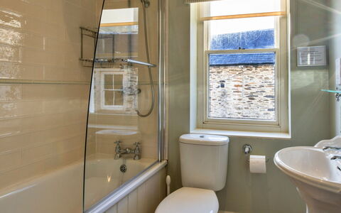 Captain'S Cottage at Mixtow Creek: Badeværelse, Toiletbræt, Væg, Sanitærarmatur, Toilet, Gulvbelægning, Indretning, Etage, Vvs, Badekar