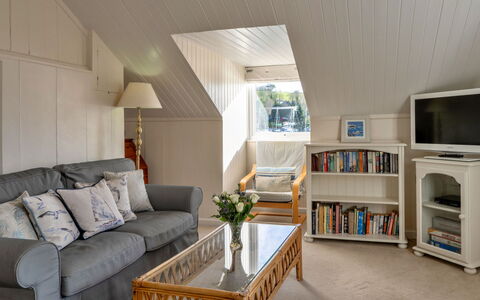 Bosuns Loft at Mixtow Creek: Møbel, Indretning, Gulvbelægning, Couch, Etage, Loft, Træ, Værelse, Stue, Belysning
