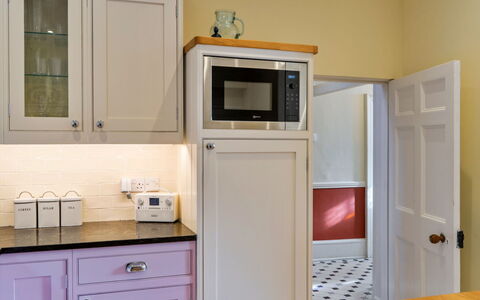 Kits House at Mixtow Creek: Køkken Apparat, Større Bandage, Træ, Cabinetry, Gulvbelægning, Indretning, Køkken, Etage, Skab, Værelse