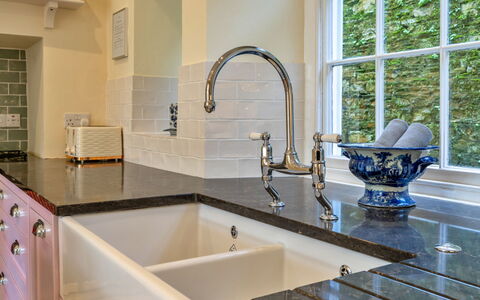 Kits House at Mixtow Creek: Countertop, Køkken, Sanitærarmatur, Håndvask, Køkkenvask, Indretning, Tap, Cabinetry, Vvs, Gulvbelægning