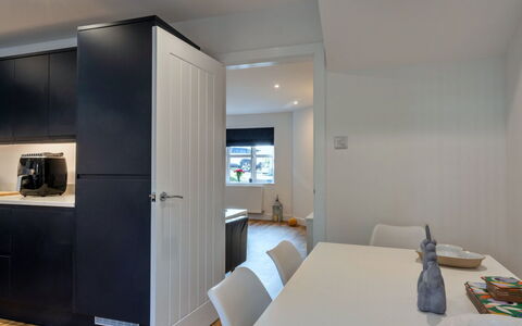 Salt & Stone: Indretning, Møbel, Gulvbelægning, Væg, Etage, Træ, Loft, Countertop, Cabinetry, Køkken